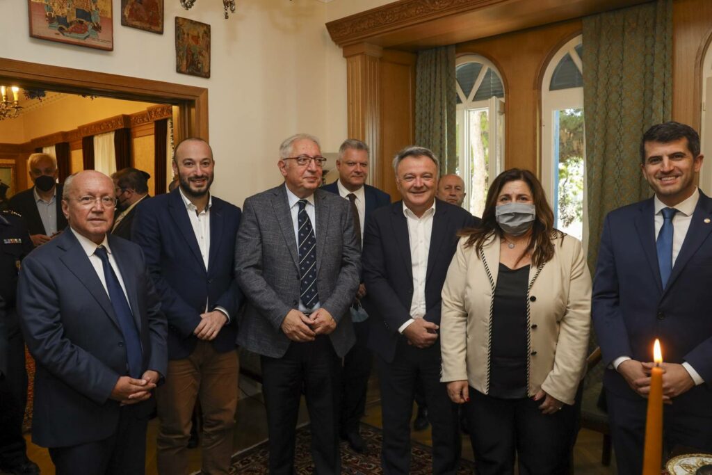 Στην καθιερωμένη τελετή κοπής της πρωτοχρονιάτικης βασιλόπιτας που πραγματοποίησε η Ιερά Μητρόπολη Κηφισίας, Αμαρουσίου Ωρωπού και Μαραθώνος ο Δήμαρχος Αμαρουσίου Θ. Αμπατζόγλου 4 Στην καθιερωμένη τελετή κοπής της πρωτοχρονιάτικης βασιλόπιτας που πραγματοποίησε η Ιερά Μητρόπολη Κηφισίας, Αμαρουσίου Ωρωπού και Μαραθώνος ο Δήμαρχος Αμαρουσίου Θ. Αμπατζόγλου