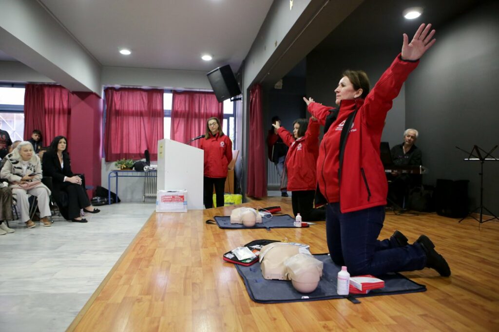 Μια ακόμα δωρεά απινιδωτή σε σχολείο του Χαλανδρίου