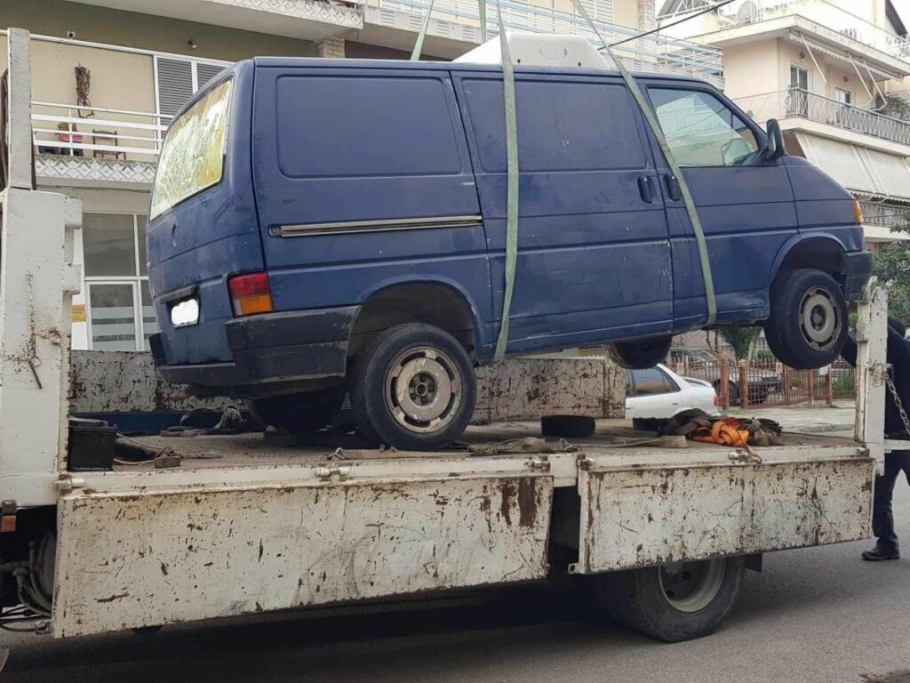 Νέα επιχείρηση απομάκρυνσης εγκαταλελειμμένων οχημάτων από τους δρόμους του Δήμου Ηρακλείου Αττικής 3 Νέα επιχείρηση απομάκρυνσης εγκαταλελειμμένων οχημάτων από τους δρόμους του Δήμου Ηρακλείου Αττικής