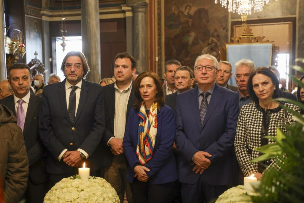 Ο Δήμαρχος Αμαρουσίου Θεόδωρος Αμπατζόγλου στο ετήσιο μνημόσυνο των πεσόντων Μαρουσιωτών του 1821 από τον Σύλλογο Αθμονέων 4 Ο Δήμαρχος Αμαρουσίου Θεόδωρος Αμπατζόγλου στο ετήσιο μνημόσυνο των πεσόντων Μαρουσιωτών του 1821 από τον Σύλλογο Αθμονέων