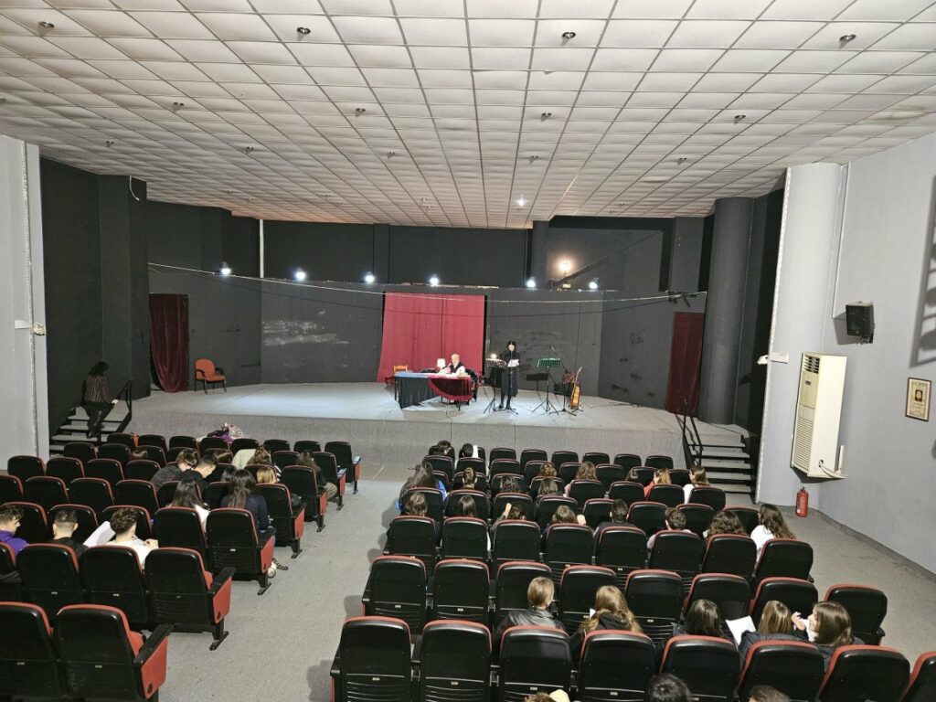 Παραστάσεις αφιέρωμα στον Διονύσιο Σολωμό παρακολούθησαν με ενδιαφέρον τα λύκεια του Δήμου Ηρακλείου Αττικής