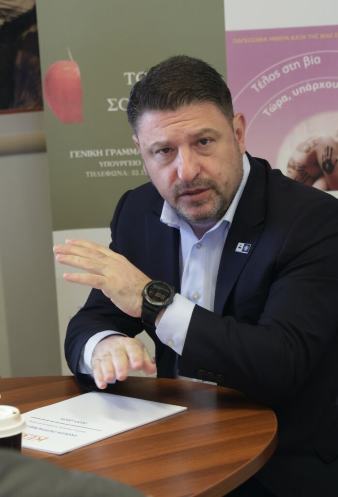 Επίσκεψη του Περιφερειάρχη Αττικής, Νίκου Χαρδαλιά, στο Κέντρο Ερευνών για Θέματα Ισότητας (ΚΕΘΙ) – 5,5 εκατ. ευρώ από την Περιφέρεια σε 11 δομές υποστήριξης κακοποιημένων γυναικών τα επόμενα χρόνια