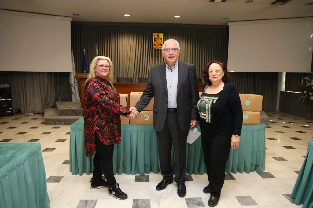 Σημαντική συμβολή στο κοινωνικό έργο του Δήμου Αμαρουσίου η χορηγία της εταιρίας “Smilekiosk” με 70 κιβώτια τροφίμων, εν όψει των Αγίων Ημερών του Πάσχα