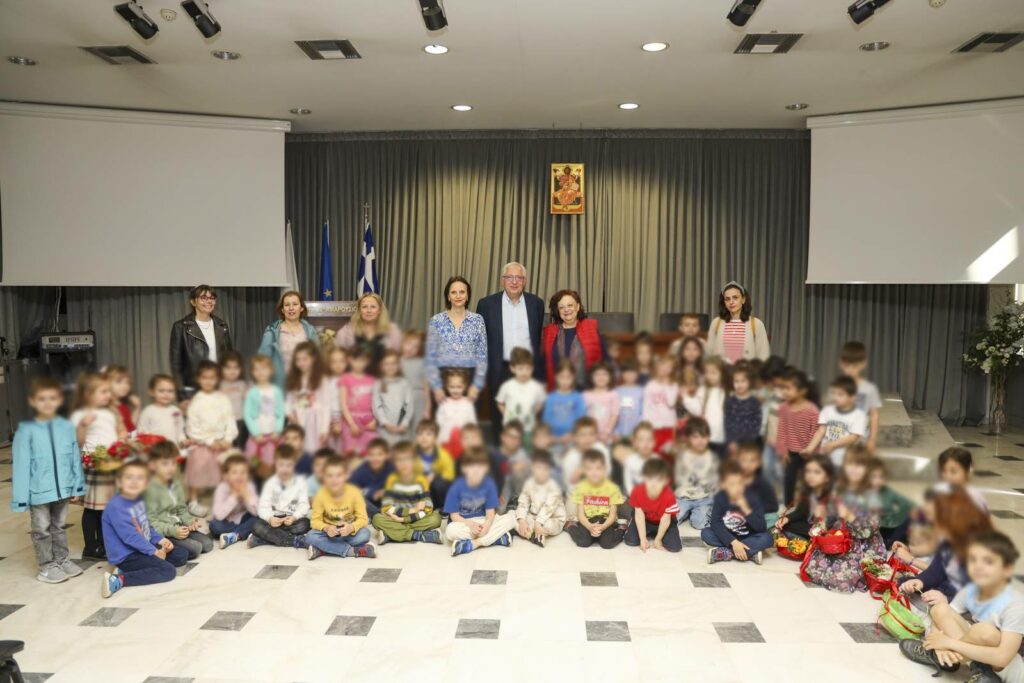 Τα κάλαντα του Λαζάρου έψαλλαν στο Δήμαρχο Αμαρουσίου Θεόδωρο Αμπατζόγλου, τα παιδιά του 5ου Νηπιαγωγείου Αμαρουσίου και του Νηπιαγωγείου των Εκπαιδευτηρίων Δούκα 4 Τα κάλαντα του Λαζάρου έψαλλαν στο Δήμαρχο Αμαρουσίου Θεόδωρο Αμπατζόγλου, τα παιδιά του 5ου Νηπιαγωγείου Αμαρουσίου και του Νηπιαγωγείου των Εκπαιδευτηρίων Δούκα