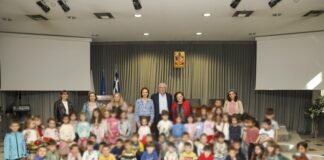 Τα κάλαντα του Λαζάρου έψαλλαν στο Δήμαρχο Αμαρουσίου Θεόδωρο Αμπατζόγλου, τα παιδιά του 5ου Νηπιαγωγείου Αμαρουσίου και του Νηπιαγωγείου των Εκπαιδευτηρίων Δούκα