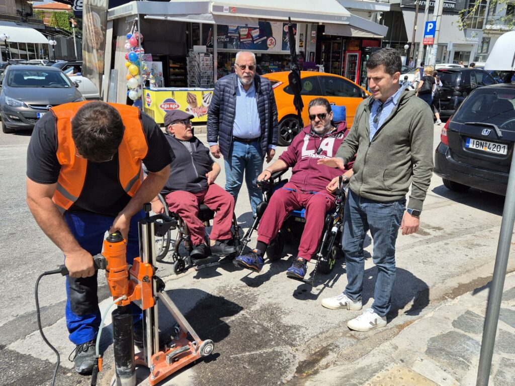 ΤΕΛΟΣ ΣΤΗΝ ΠΑΡΑΝΟΜΗ ΣΤΑΘΜΕΥΣΗ ΣΕ ΡΑΜΠΕΣ ΚΑΙ ΔΙΑΒΑΣΕΙΣ ΑΜεΑ ΑΠΟ ΤΟΝ ΔΗΜΟ ΚΗΦΙΣΙΑΣ