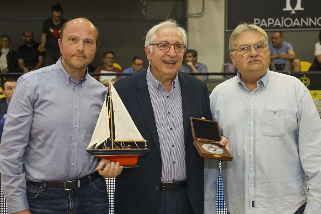 Τιμητική βράβευση για τον Δήμαρχο Αμαρουσίου Θεόδωρο Αμπατζόγλου από τον Γ.Σ.Α. 4 Τιμητική βράβευση για τον Δήμαρχο Αμαρουσίου Θεόδωρο Αμπατζόγλου από τον Γ.Σ.Α.
