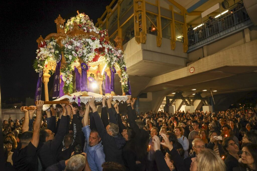 Σε κλίμα κατάνυξης η Ακολουθία της Αποκαθήλωσης, και η Περιφορά του Επιταφίου του Ι.Ν. Κοιμήσεως Θεοτόκου, παρουσία του Δημάρχου Αμαρουσίου Θ. Αμπατζόγλου 4 Σε κλίμα κατάνυξης η Ακολουθία της Αποκαθήλωσης, και η Περιφορά του Επιταφίου του Ι.Ν. Κοιμήσεως Θεοτόκου, παρουσία του Δημάρχου Αμαρουσίου Θ. Αμπατζόγλου