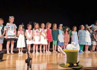 Ενθουσίασαν τους θεατές με τα δρώμενα που παρουσίασαν οι μικροί φίλοι από τα τμήματα θεατρικού παιχνιδιού του Δήμου Αμαρουσίου