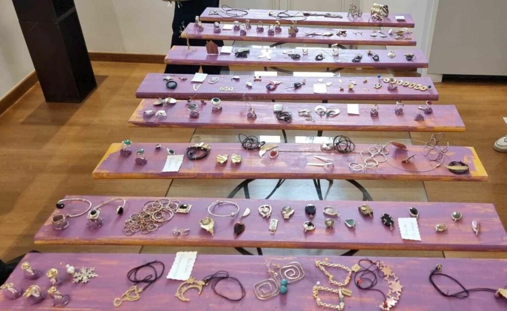 Μια πλούσια συλλογή έργων παρουσιάζουν οι σπουδαστές των Τμημάτων Εφαρμοσμένων Τεχνών, Κοσμήματος & Επίπλου του Δήμου Αμαρουσίου στον Πολυχώρο Πολιτισμού «Άρτεμις»