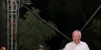 Αποθεώθηκε από χιλιάδες θεατές η μοναδική Έλενα Παπαρίζου στην εντυπωσιακή συναυλία της στο Φεστιβάλ του Δήμου Αμαρουσίου, παρόντος του Δημάρχου Θ. Αμπατζόγλου