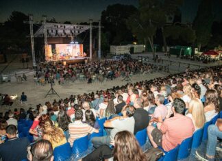 Καταχειροκροτήθηκε από το κοινό η παράσταση Οι «Τέλειοι Ξένοι» στο Αίθριο Θέατρο, στο πλαίσιο του Φεστιβάλ του Δήμου Αμαρουσίου