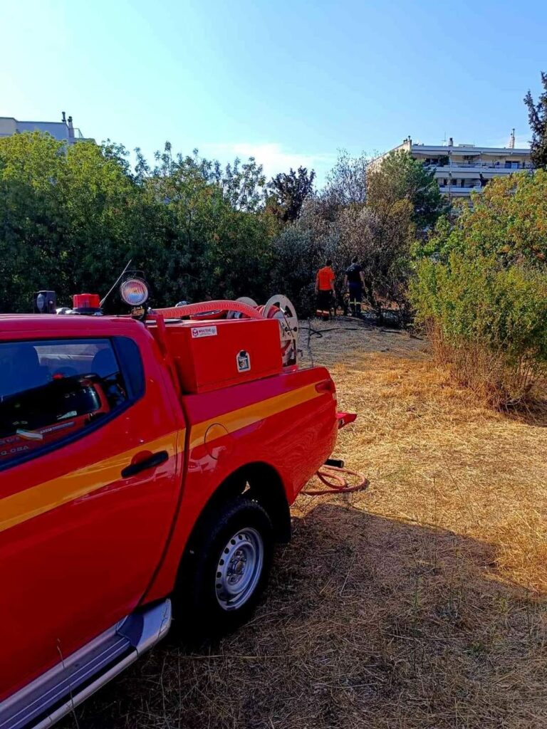 Τέθηκε γρήγορα υπό έλεγχο η φωτιά που εκδηλώθηκε σε ρεματιά του Αμαρουσίου επί της οδού Λεμονά