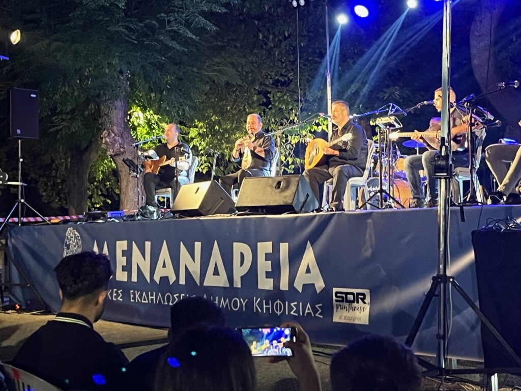 «ΜΕΝΑΝΔΡΕΙΑ 2024»: Ξεσήκωσε το κοινό ο Μανώλης Κονταρός στο Άλσος Κηφισιάς