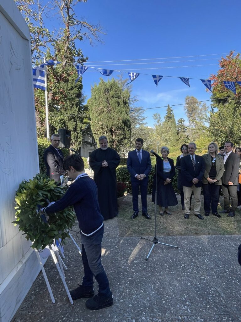 Με την κατάθεση στεφάνων σε Εκάλη, Ν. Ερυθραία άρχισαν οι εορταστικές εκδηλώσεις του Δήμου για την 28η Οκτωβρίου