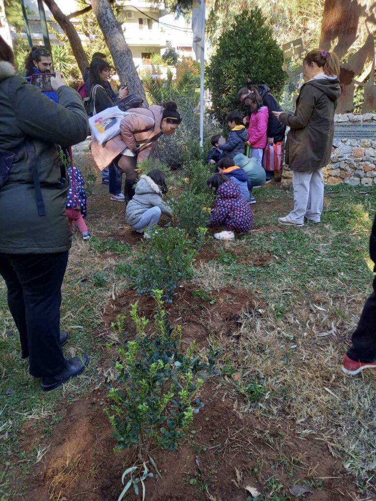 Τα παιδιά πρασίνισαν τον Συνοικισμό με 100 νέα δέντρα και φυτά
