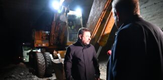 Αυτοψία του Νίκου Χαρδαλιά στον συλλεκτήριο αγωγό του Αιγάλεω: «Ήταν πλήρως φραγμένος, δεν είχε καθαριστεί ποτέ μέχρι σήμερα, αποκαθιστούμε ένα κρίσιμο υδραυλικό έργο»