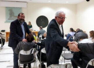 Διατακτικές επιταγές για τις εορτές των Χριστουγέννων παρέδωσε ο Δήμαρχος Αμαρουσίου Θ.Αμπατζόγλου σε κοινωνικά και οικονομικά ευπαθείς συμπολίτες μας