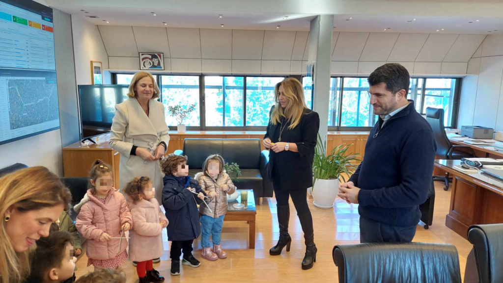 Κάλαντα και ευχές στον κ. Ξυπολυτά από μαθητές & παιδιά σε εορταστική ατμόσφαιρα στο Δημαρχείο Κηφισιάς 3 Κάλαντα και ευχές στον κ. Ξυπολυτά από μαθητές & παιδιά σε εορταστική ατμόσφαιρα στο Δημαρχείο Κηφισιάς