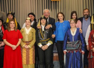 Με εορταστική διάθεση και πολλά χαμόγελα έψαλαν τα κάλαντα και χόρεψαν παραδοσιακούς χορούς η Χορωδία και το Χορευτικό Τμήμα του ΚΑΠΗ και οι Τοπικοί Σύλλογοι Κρητών και Ποντίων στο Δήμαρχο Αμαρουσίου Θ. Αμπατζόγλου