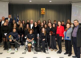 Με κάλαντα και χαρμόσυνες μελωδίες ευχήθηκαν στο Δήμαρχο Αμαρουσίου Θ. Αμπατζόγλου τα παιδιά Νηπιαγωγείων, Δημοτικών Σχολείων και Γυμνασίων της πόλης για τις εορτές των Χριστουγέννων