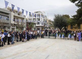 Η μαθητιώσα νεολαία και φορείς της πόλης του Αμαρουσίου απότισαν το δικό τους φόρο τιμής στους ήρωες του 1821 που θυσιάστηκαν για την ελευθερία