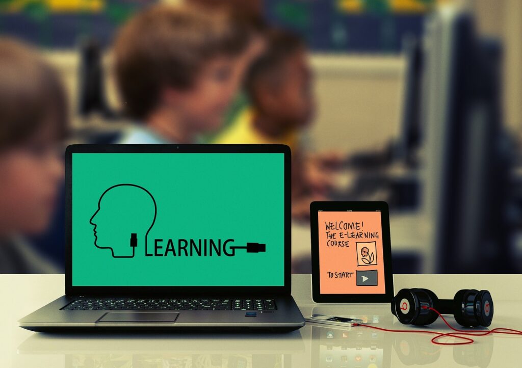 "Το Σχολείο του Μέλλοντος: Μαθητές, E-Learning και AI στη Μάχη της Γνώσης!"