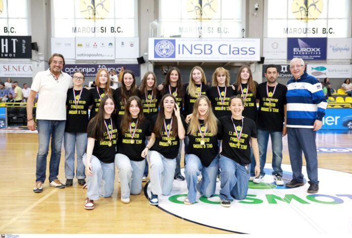 Βράβευση από τον Δήμαρχο Αμαρουσίου Θ. Αμπατζόγλου του Τμήματος Γυναικών μπάσκετ ΓΣΑ για την άνοδο στη Β’ Κατηγορία του ΕΣΚΑ_6818cdf51f88b.jpeg