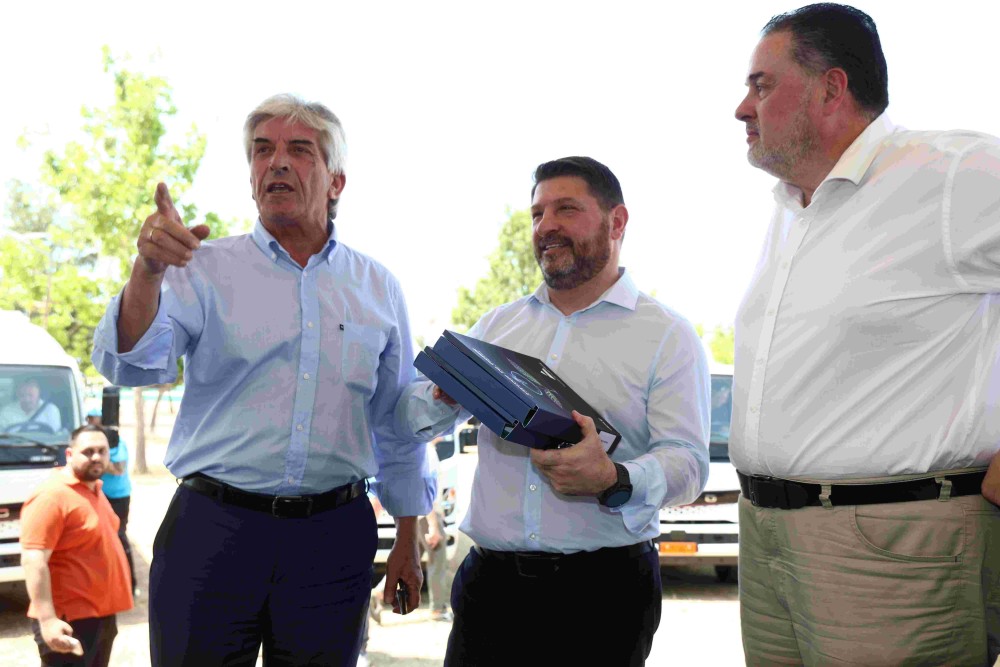 Νίκος Χαρδαλιάς: «Παραδίδουμε στους Δήμους της Αττικής 65 υπερσύγχρονα ηλεκτρικά απορριμματοφόρα για ένα καθαρότερο Λεκανοπέδιο» 73 NZ1A6909-1000x667