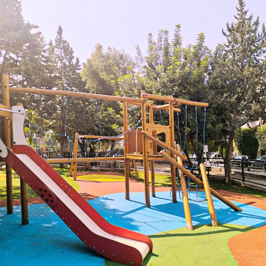 Παραδόθηκαν τρεις νέες παιδικές χαρές