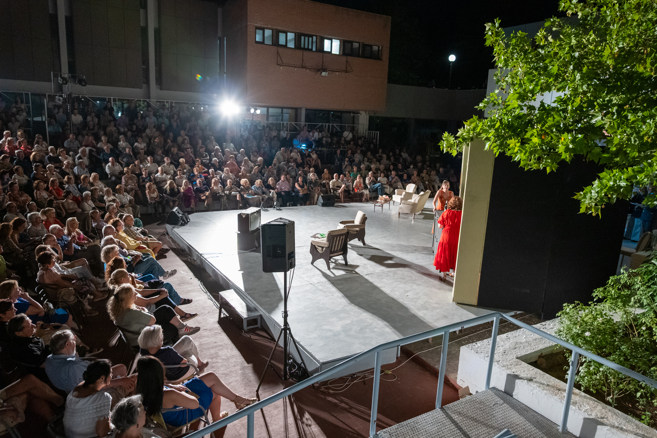 Άφθονο γέλιο χάρισε ο «Μανωλάκης… ο βομβιστής» στο κατάμεστο από θεατές Δημαρχείο Κηφισιάς 18 Alt