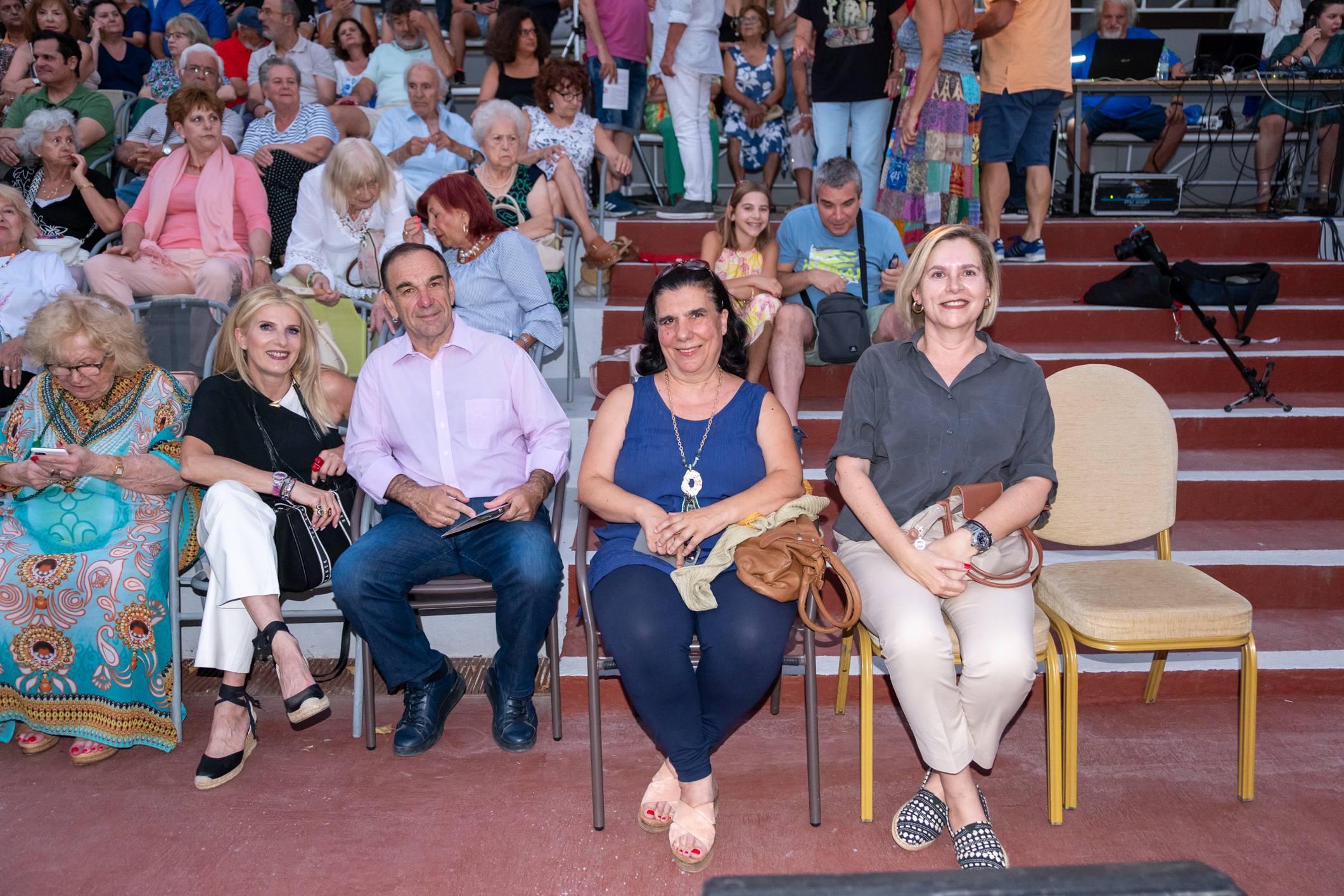 Άφθονο γέλιο χάρισε ο «Μανωλάκης… ο βομβιστής» στο κατάμεστο από θεατές Δημαρχείο Κηφισιάς 19 Alt