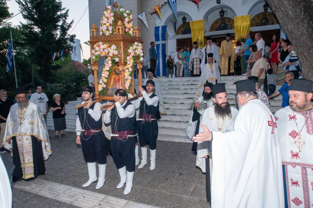 Εσπερινός και λιτάνευση της Ιεράς Εικόνος των Αγίων Αποστόλων Πέτρου και Παύλου, στην Πεύκη