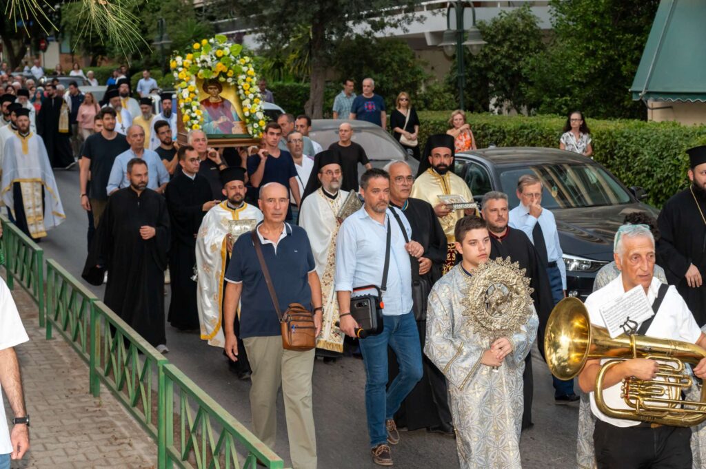 Με μεγαλοπρέπεια τιμήθηκε η μνήμη του Πολιούχου της Πεύκης Αγίου Παντελεήμονα 11 Με μεγαλοπρέπεια τιμήθηκε η μνήμη του Πολιούχου της Πεύκης Αγίου Παντελεήμονα