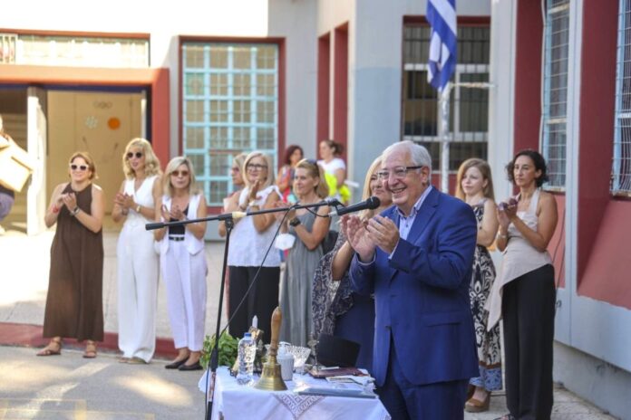 Στον Αγιασμό του 8ου Δημοτικού Σχολείου, ο Δήμαρχος Αμαρουσίου Θεόδωρος Αμπατζόγλου – Στον Αγιασμό του 1ου Δημοτικού Σχολείου ο Κυβερνητικός Εκπρόσωπος Παύλος Μαρινάκης_68c608a124572.jpeg