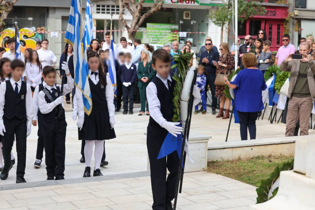 Η μαθητική κοινότητα και φορείς της πόλης του Αμαρουσίου απότισαν το δικό τους φόρο τιμής στους ήρωες του “Έπους του ’40” που θυσιάστηκαν για την ελευθερία