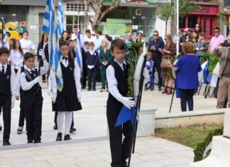 Η μαθητική κοινότητα και φορείς της πόλης του Αμαρουσίου απότισαν το δικό τους φόρο τιμής στους ήρωες του “Έπους του ’40” που θυσιάστηκαν για την ελευθερία