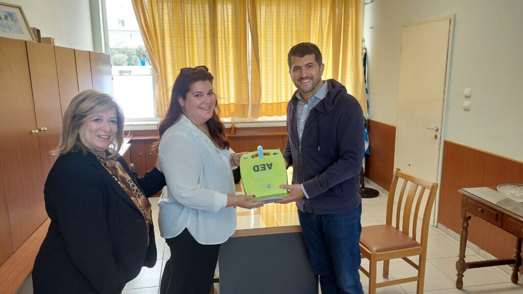 Ο Δήμαρχος Κηφισιάς παρέδωσε έναν απινιδωτή στο 4o Δημ. Σχολείο Κηφισιάς
