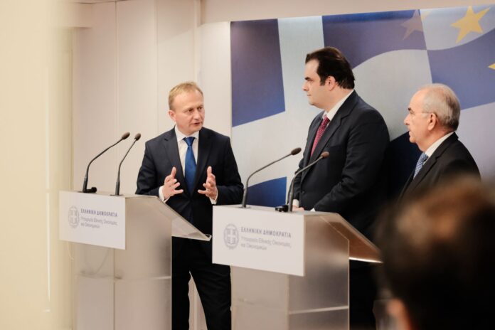 Συνάντηση Υπουργού Εθνικής Οικονομίας και Οικονομικών Κ.Πιερρακάκη με τον Επίτροπο της Ε.Ε. για θέματα προϋπολογισμού, καταπολέμησης της απάτης και δημόσιας διοίκησης, Πιοτρ Σεράφιν_691072575de7e.jpeg