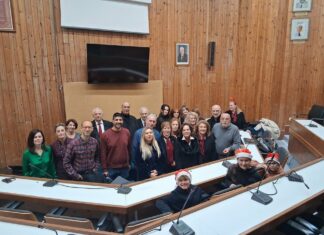 Χριστουγεννιάτικα κάλαντα & ευχές στο Δημαρχείο από τη «Χορωδία Κηφισιά 1937» Home