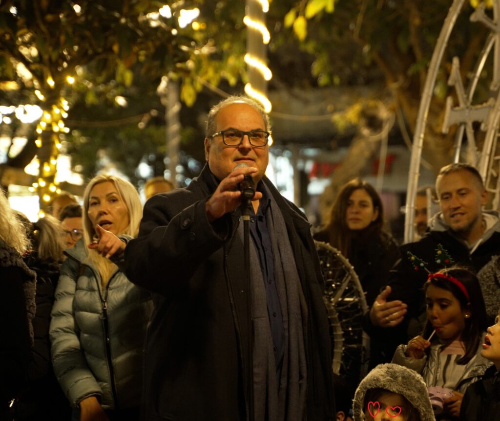 Η χριστουγεννιάτικη γιορτή στο Χαλάνδρι ξεκίνησε με το άναμμα του δέντρου στην κεντρική πλατεία 3 Η χριστουγεννιάτικη γιορτή στο Χαλάνδρι ξεκίνησε με το άναμμα του δέντρου στην κεντρική πλατεία