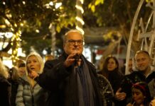 Η χριστουγεννιάτικη γιορτή στο Χαλάνδρι ξεκίνησε με το άναμμα του δέντρου στην κεντρική πλατεία