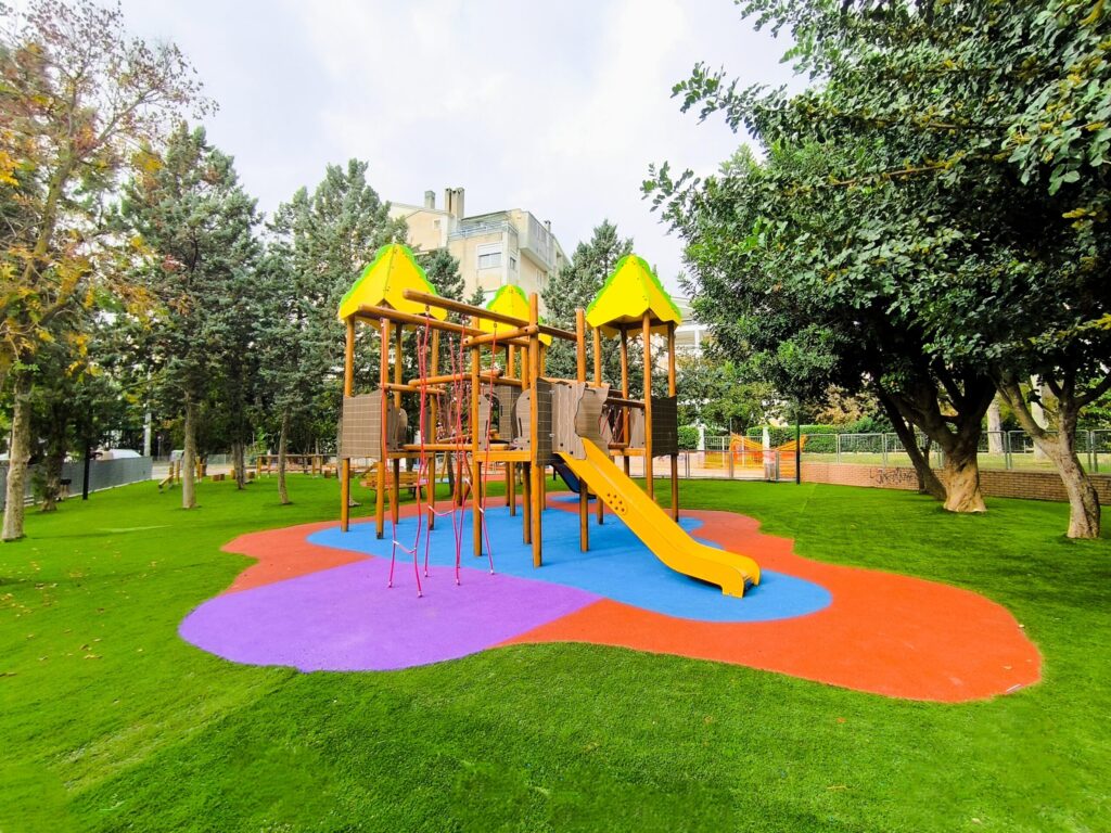 Καινούριες, ασφαλείς και πιστοποιημένες παιδικές χαρές στη διάθεση των παιδιών