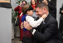 Νίκος Χαρδαλιάς: «Η Πρωτοχρονιά μας βρίσκει γύρω από τις ίδιες, πολύτιμες αξίες: την παράδοση, την ανθρώπινη ζεστασιά και την ελπίδα για το αύριο»