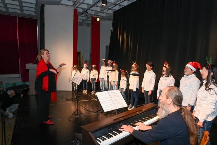 250 παιδιά από Δήμους – Μέλη του Σ.Β.Α.Π. τραγούδησαν μαζί για τα Χριστούγεννα _696897a62696f.jpeg
