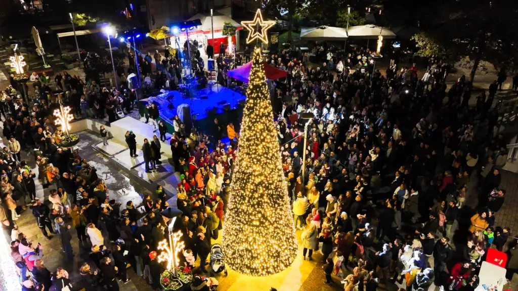 Φωταγωγήθηκε το Χριστουγεννιάτικο Δέντρο των Βριλησσίων