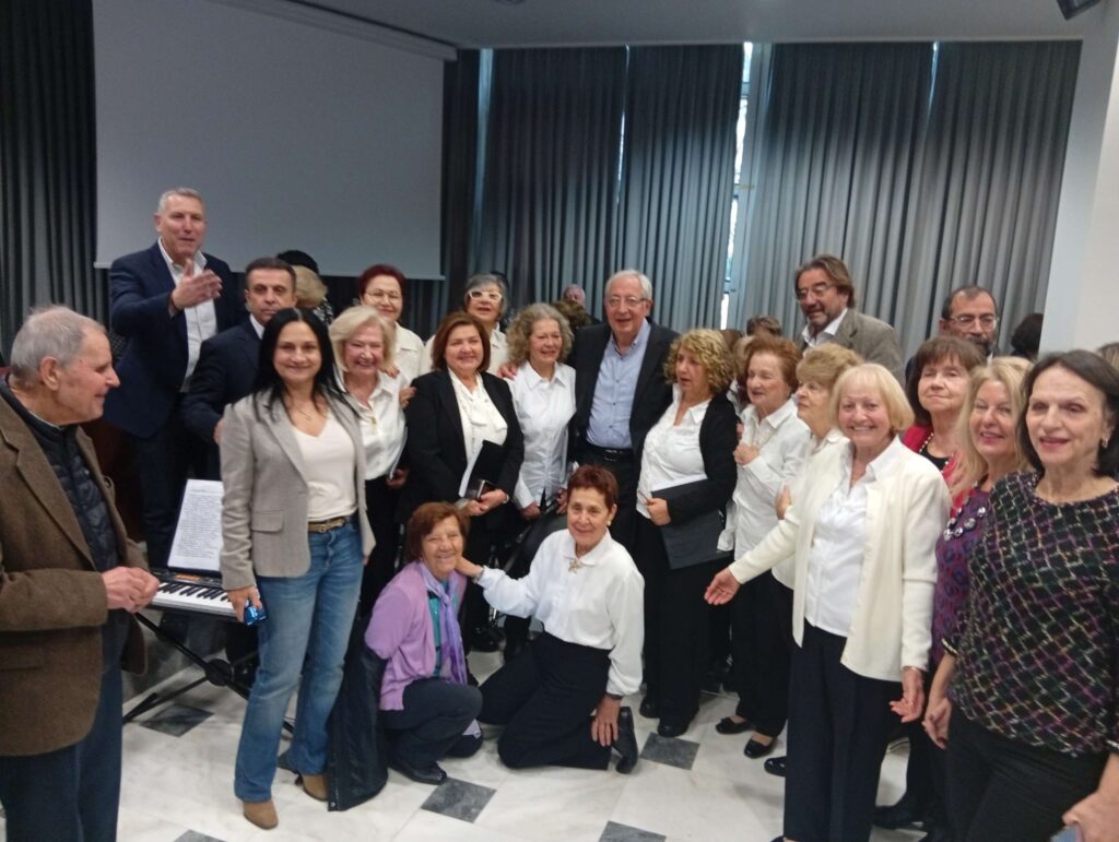 Ο Δήμαρχος Αμαρουσίου Θ. Αμπατζόγλου έκοψε την Πρωτοχρονιάτικη πίτα των μελών του ΚΑΠΗ, ανταλλάσσοντας μαζί τους εγκάρδιες ευχές για το νέο έτος