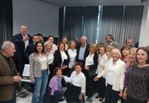 Ο Δήμαρχος Αμαρουσίου Θ. Αμπατζόγλου έκοψε την Πρωτοχρονιάτικη πίτα των μελών του ΚΑΠΗ, ανταλλάσσοντας μαζί τους εγκάρδιες ευχές για το νέο έτος