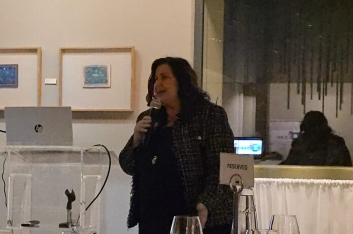 Στην εκδήλωση κοπής πρωτοχρονιάτικης πίτας του Συνδέσμου Επιχειρήσεων Βορείου Αττικής η Δήμαρχος Διονύσου_698ed402e5bad.jpeg