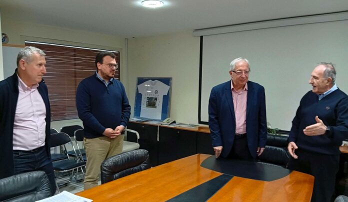 Ορκωμοσία του νέου Δημοτικού Συμβούλου Μιχάλη Παπαδόπουλου από τον Δήμαρχο Αμαρουσίου Θεόδωρο Αμπατζόγλου_69ca893a89926.jpeg